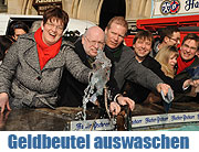 Aschermittwoch: traditionelles Geldbeutelwaschen am Fischbrunnen (Foto: Ingrid Grossmann))